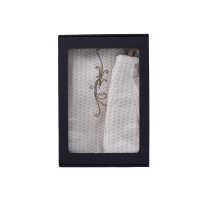 Подаръчен комплект в подаръчна кутия за НЕЯ. Дамска шапка и престилка за сауна - ЛЕН, бродирани