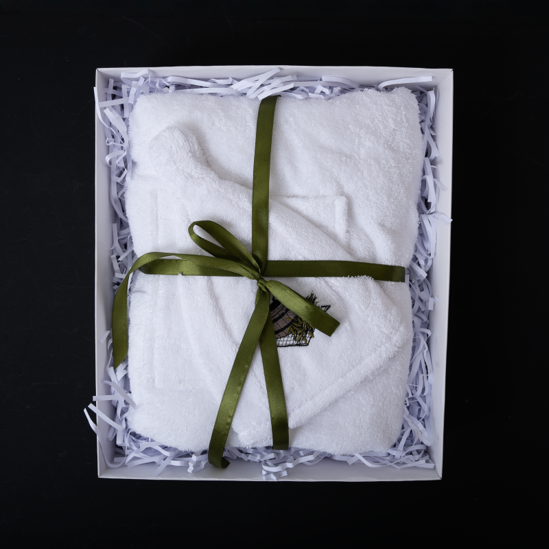 Подаръчен комплект за Нея - БЯЛ, 75х140 см, в подаръчна кутия. Престилка и шапка за сауна