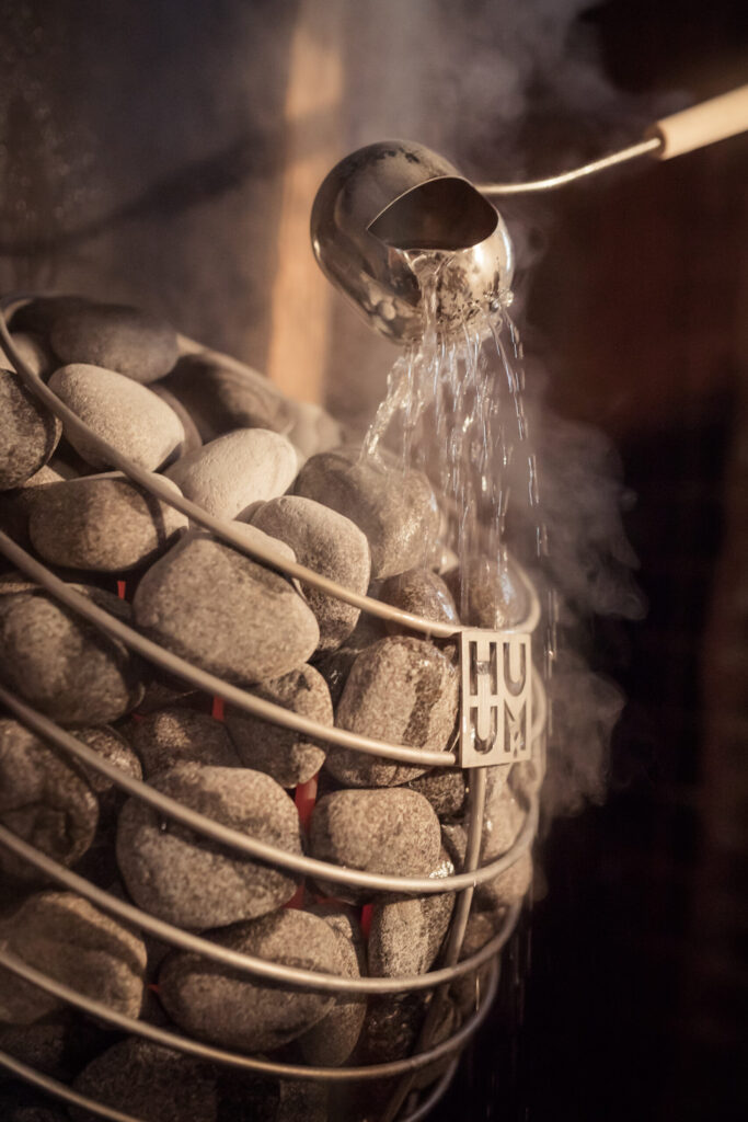 как правилно да наливате вода върху камъните на електрическата печка за сауна